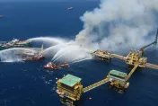 影/墨西哥石油公司海上平台突發大火　工人「2死6傷1失蹤」海軍緊急馳援