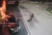 影/汽車失控高速衝撞　基輔加油站爆炸起火8車燒毁3人受傷