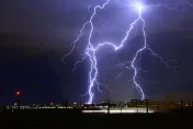 打雷時別碰水！美國疾管署籲雷雨天「洗手、連著插座用手機」當心被雷擊