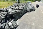 24噸廢土把整條路填掉一大半！桃園環保局會同警方逮偷倒「人車俱獲」