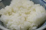 吃糙米、五穀米未必健康？醫揭「5類人」吃白飯更優