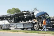 灰狗巴士撞3輛貨櫃車　「右側全撞爛」釀3死14傷