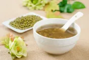 全身長濕疹搔癢難耐！中醫師曝「喝綠豆薏仁湯」可有效改善
