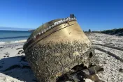 失蹤馬航出現了？海灘神祕物體引熱議！澳洲太空機構澄清：是外國火箭殘骸