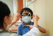 家長注意！暑假兒童用眼過度易近視　眼科醫推「五大護眼」撇步