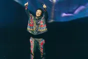 Eason陳奕迅被粉絲感動到「摔跤」　喝水表演蹲馬步「電動馬達」實力在線