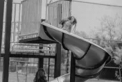 6歲女童「玩溜滑梯遭割頸」傷口達12公分　母怒斥公園失修宛如「死亡陷阱」