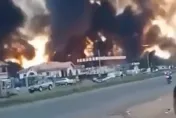 影/奈及利亞西南部油罐車爆炸陷火海釀20死　疑民眾哄搶翻車汽油肇禍