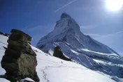 全球暖化加速冰川消融　瑞士馬特洪山尋獲失蹤37年登山客遺骸