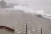 影/杜蘇芮災情！澎湖15級狂風暴雨掃招牌　海水倒灌淹沒停車場