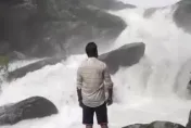 23歲男子被美景吸引...走近瀑布拍照卻「瞬間消失」　朋友掌鏡目睹過程嚇傻