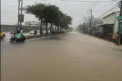 彰化彰南路一段大雨淹水 老翁騎機車跌倒擦傷