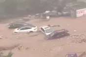 影/北京暴雨導致山洪爆發　大量汽車遭沖走畫面驚人