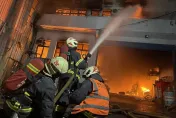 影/惡火深夜狂襲新莊舞台工廠「全面燃燒」　217警消前往灌救