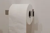高鐵廁所「整捲衛生紙」被拿走　清潔人員無奈：才剛補沒多久