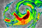 卡努動向/「大眼卡努」海面盤旋快不行了　他曝一現象：當個颱風好難