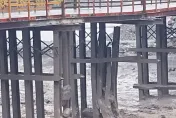 卡努災情/高雄「明霸克露橋」被沖壞　唯一聯外道路封閉禁止人車通行