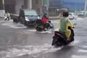 影/台南市區「水上摩托車」奇景曝！　豪大雨排洩不及！挨轟排水系統失靈