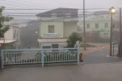 影/屏東強降雨狂炸！多地區淹水嚴重　馬路慘變「黃河」