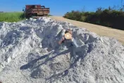 7歲男童開心跳進「路邊砂石堆」比讚拍照 　數分鐘不適死亡「死因曝光」