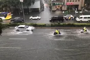 快訊/大雷雨轟炸北北基桃！道路淹水秒變「水上樂園」　轎車拋錨徒手推車