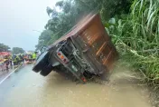 車身懸空！鶯歌砂石車閃避車輛陷泥濘　消防員架梯救受困駕駛