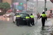 影/警局慘遭水攻片！北市豪雨「瞬間淹起來」4警急推巡邏車避難