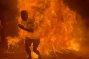 影/驚悚畫面曝！火把節上瞬間「燒成火人」　遊客跳火堆致二度燒傷多處起水泡