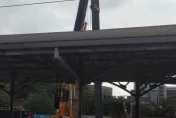 影/又出包！台南火車站旁施工吊臂斷「砸破月台雨棚」　鐵道局證實了