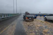 國3里港段臭死了！廚餘車追撞事故車　餿水吐滿地