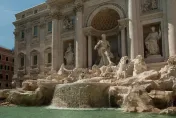 影/女遊客隨意踩踏羅馬噴泉「拿水瓶裝水」　脫序行為一旁民眾全看傻