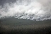影/加拿大野火燒不停！火勢逼近西北地區首府黃刀鎮　2萬人急撒離