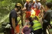 70歲婦大坑十號步道登山昏倒　7消防員克服「75度陡梯」合力搬下山