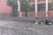 影/大雨急淹半個輪胎高！板橋街頭成滑水道　民眾被迫「泛舟」