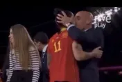 下場曝光！西班牙足協主席強吻女球員　盧比亞雷斯慘遭FIFA停職
