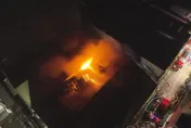 影/彰化電池廠暗夜惡火、紅色燒一片　大量濃煙竄飄到台中