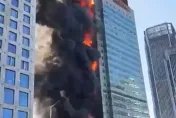 影/天津商業大廈祝融「外牆竄火舌」　近300名消防員出動幸未傳傷亡