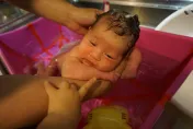 她幫寶寶洗澡癲癇突發作！媽媽15分鐘後醒來發現孩子已溺死