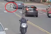 影/驚險！童南港溜滑板車過馬路遭撞　「連人帶車」翻滾慘跌