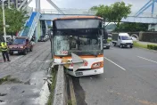 快訊/新店環快公車自撞分隔島　車上24乘客3人受傷1人骨折