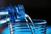 知名瓶裝水「塑膠微粒」比預估多百倍！ 專家：90%奈米塑膠恐滲透器官
