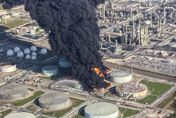 影/美國煉油廠因「化學物質外洩」引發大火　濃煙直衝天際民眾急疏散