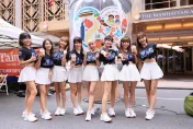 世界的樂天女孩！時代廣場宣傳台灣珍奶　喝到西瓜汁「感動快哭了」