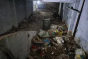 嚇死人！屏東4處公寓清出40噸垃圾　縣府開罰防登革熱疫情