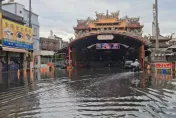 影/年度大潮「海水倒灌」！屏東東隆宮路面淹水　居民嘆：水閘門也擋不了