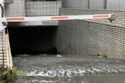 影/台南安平「河水倒灌」！水淹半個輪胎高　地下停車場慘變集水區