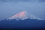 影/日90歲冒險家坐登山輪椅攻頂富士山　他嘆：美景永生難忘