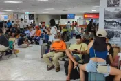 海葵颱風/船班全取消！上百遊客滯蘭嶼機場　搶搭返台班機避颱