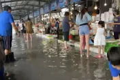 海葵颱風/王功漁港「水上魚市場」直擊！海水湧路面攤商為生計仍照常營業