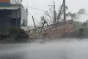 海葵颱風/暴風中心登陸！花東海岸公路看板連根拔起　斷樹舖滿道路